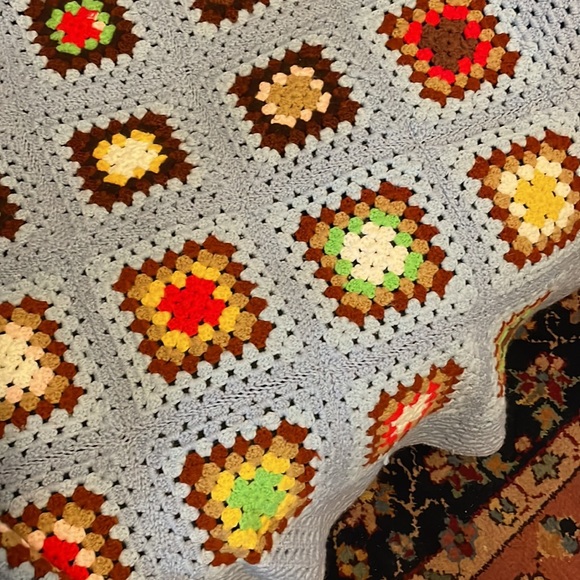 Gorgeous vintage crocheted Afghan throw blanket - Picture 3 of 9